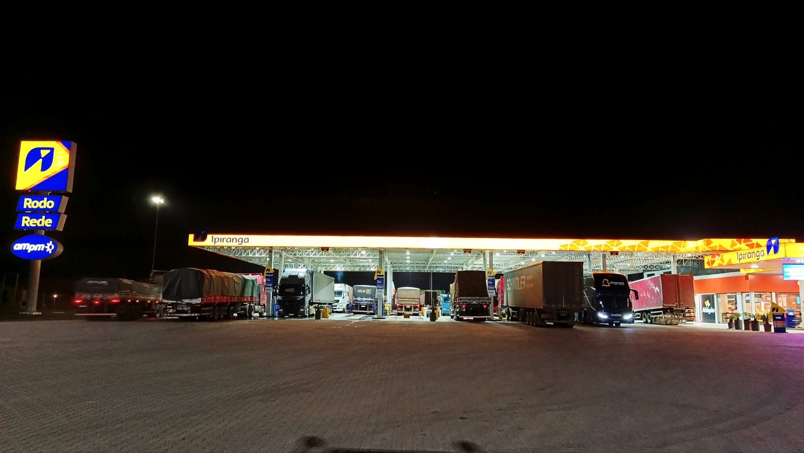 Posto Amigão à noite